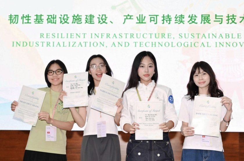 Các thành viên đội thi Khoa Quốc tế học tại YICMG 2026