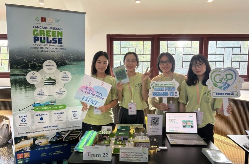 Đội thi Khoa Quốc tế học giới thiệu dự án tại vòng Project Roadshow
