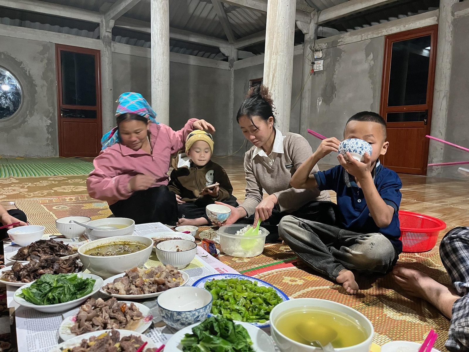 Bữa cơm chung của gia đình và khách