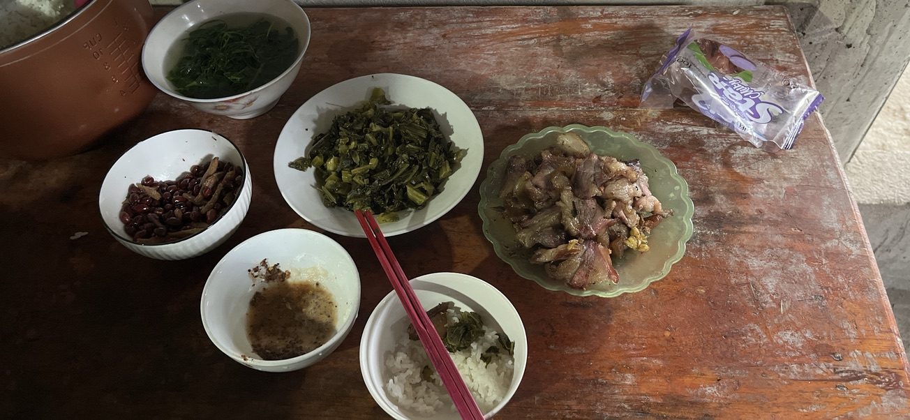 Bữa cơm thường ngày của gia đình chủ nhà