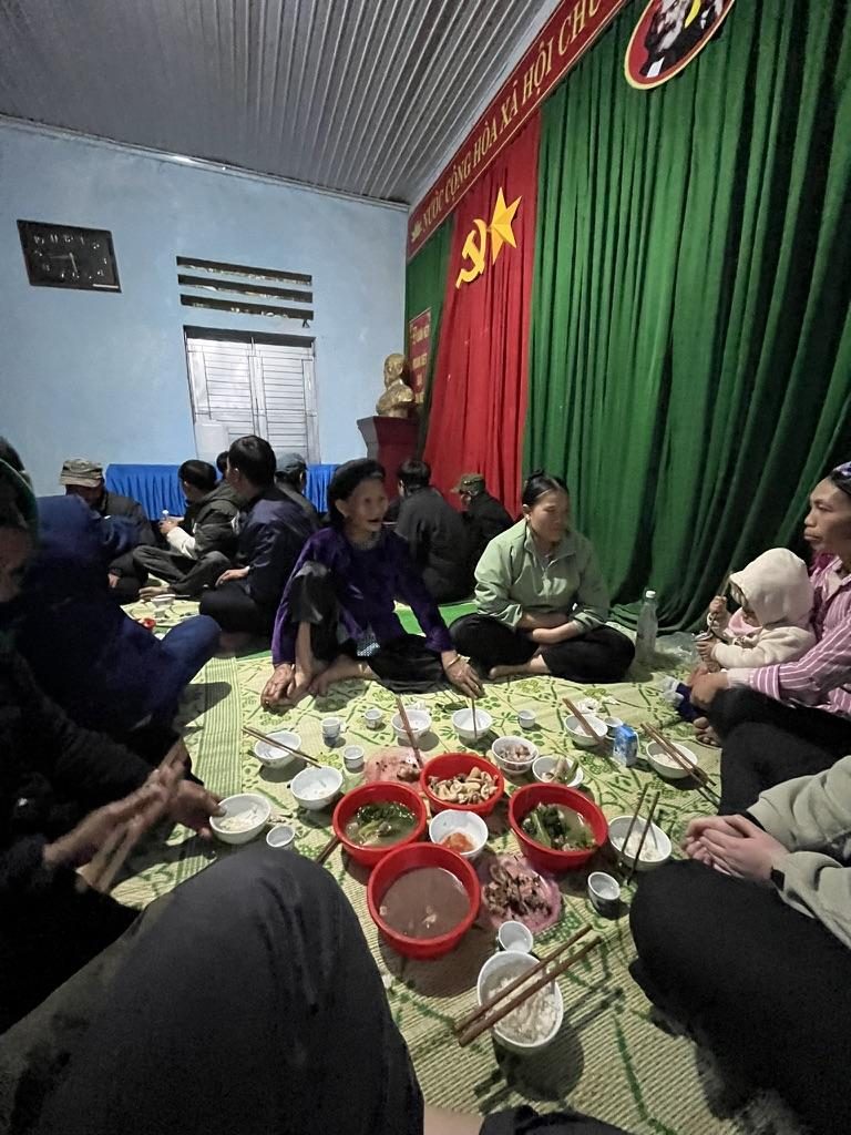 Buổi gặp mặt đông người tại nhà văn hoá thôn