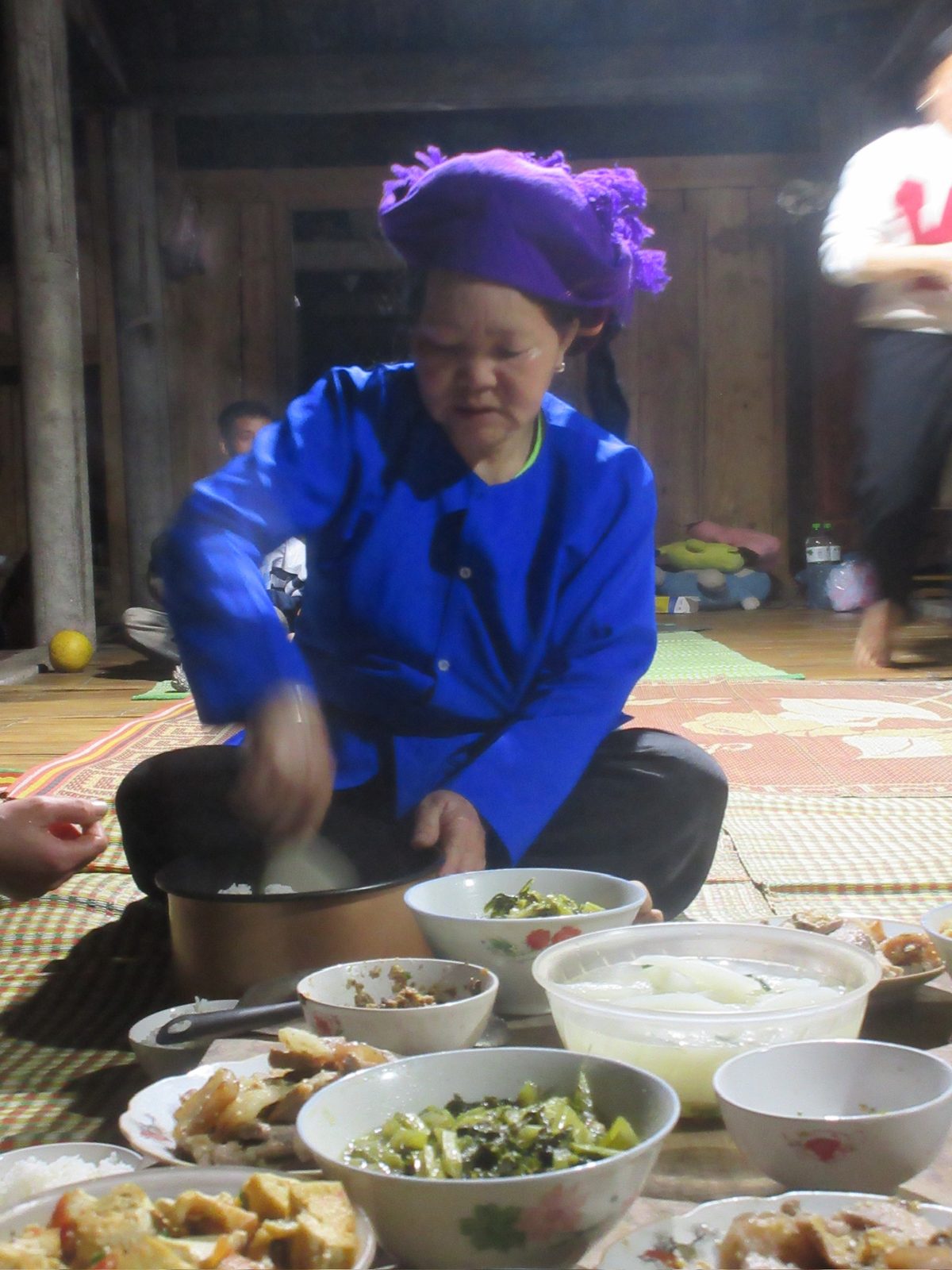 Người dân chuẩn bị bữa ăn trong nhà sàn