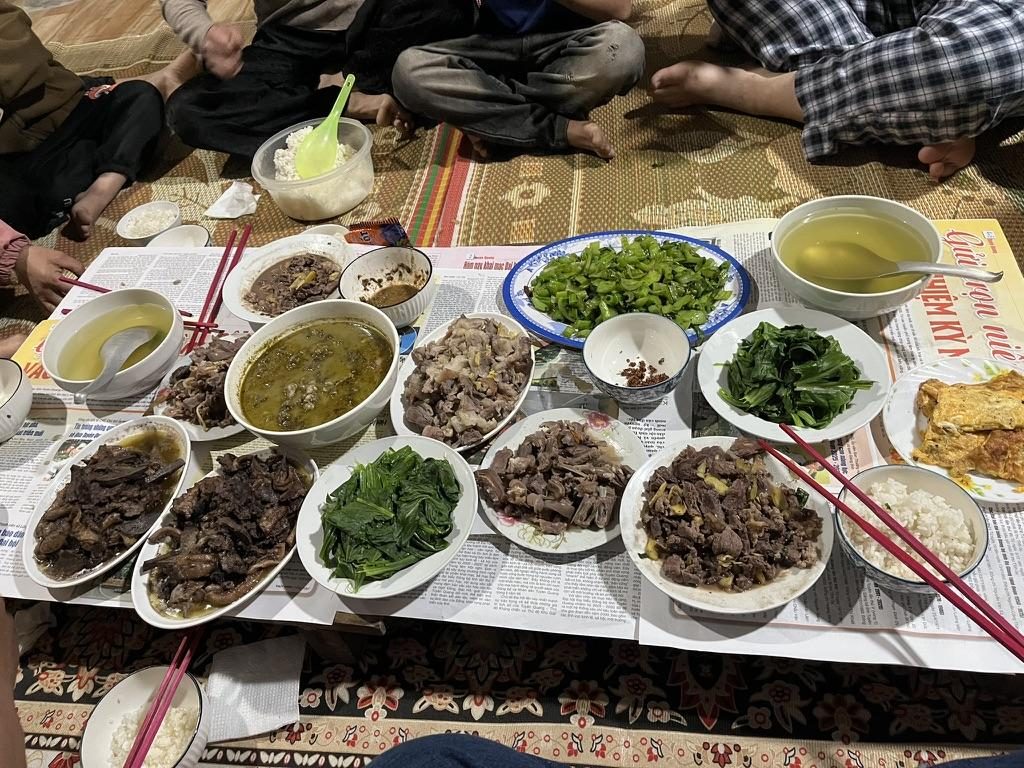 Mâm cơm dọn trên chiếu