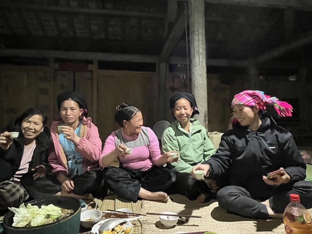 Sinh viên và người dân cùng ngồi quây quần