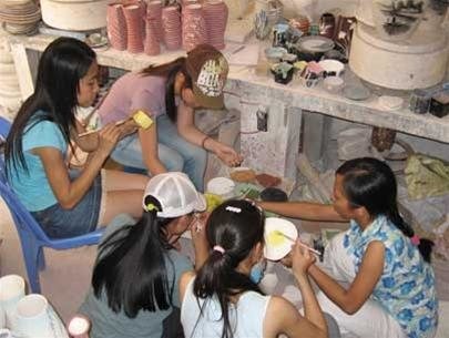 Các thành viên câu lạc bộ SAS làm sản phẩm gây quỹ "vì nụ cười".