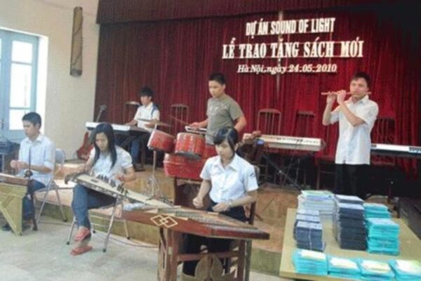 Lễ trao tặng sách nói của dự án Sound of Light cho học sinh Trường Nguyễn Đình Chiểu, ngày 24/05/2010.