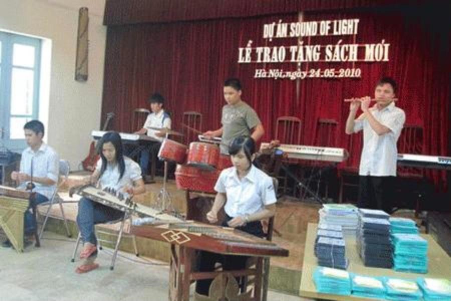 Lễ trao tặng sách nói của dự án Sound of Light cho học sinh Trường Nguyễn Đình Chiểu, ngày 24/05/2010.