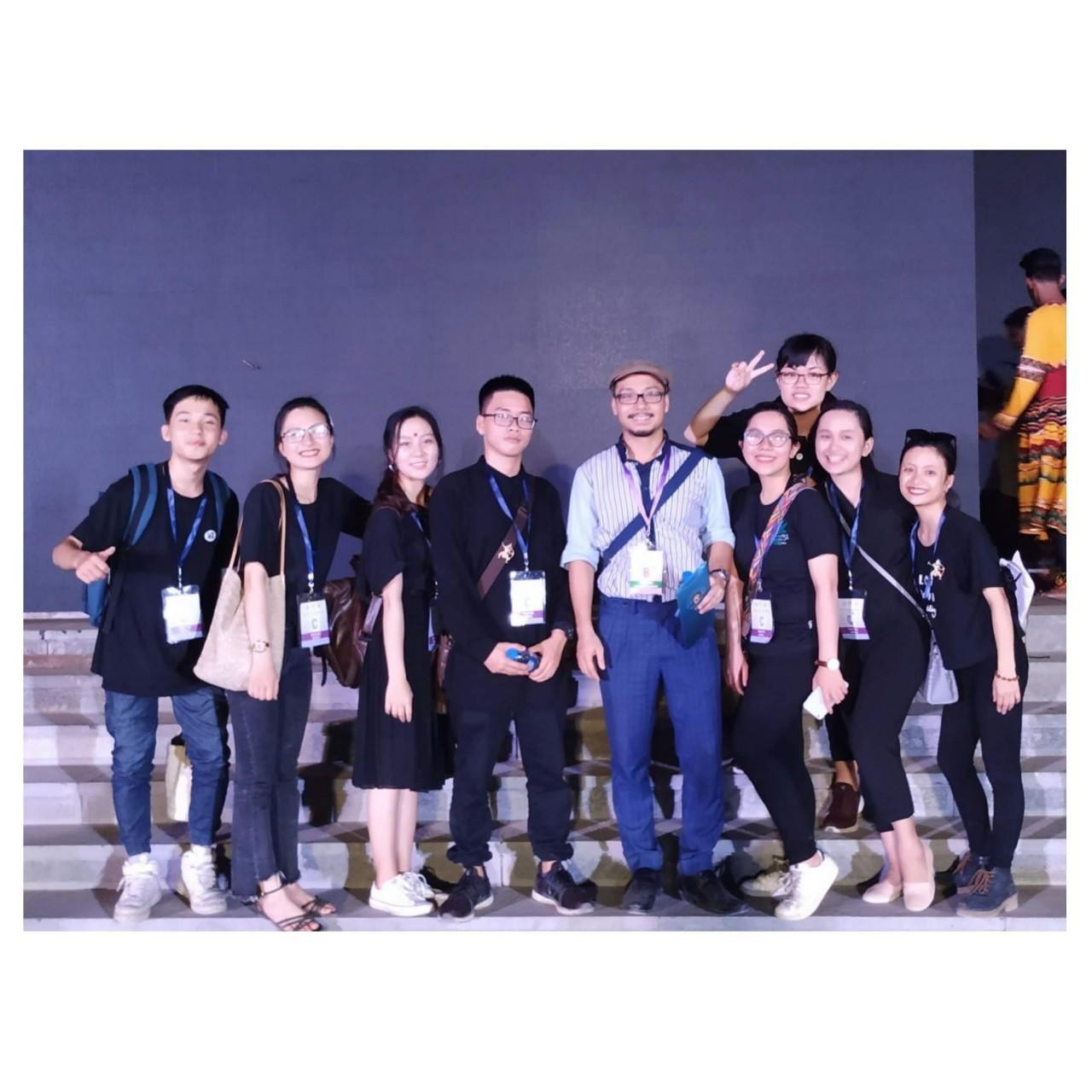 Cùng thầy cô và các bạn phiên dịch tại chương trình Đại lộ di sản, Vesak 2019.