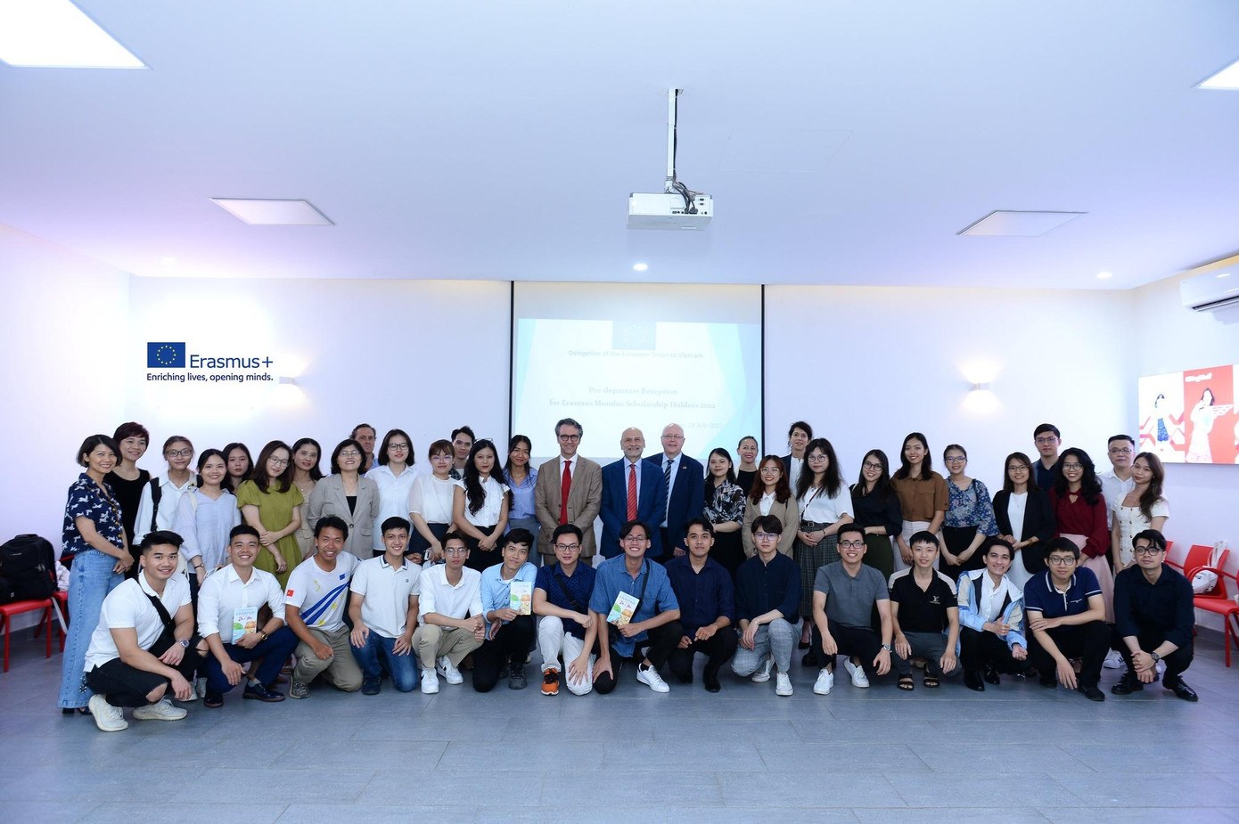 Buổi gặp mặt sinh viên nhận học bổng Erasmus Mundus 2022 do Phái đoàn EU tại Việt Nam tổ chức.